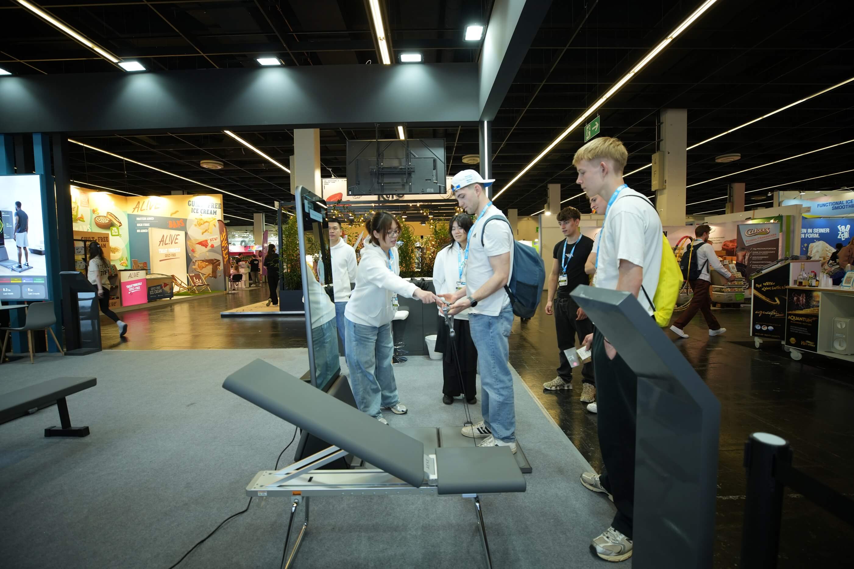 观众在 FIBO 展台体验 AEKE S1Pro